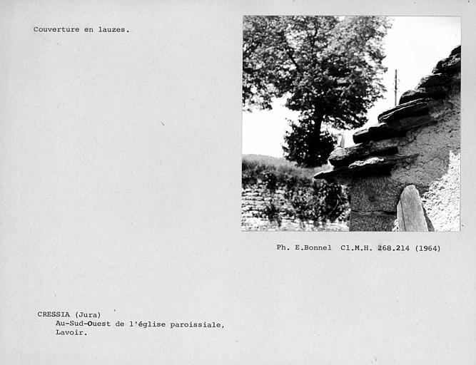 Toiture en lauzes du lavoir au sud de l'église