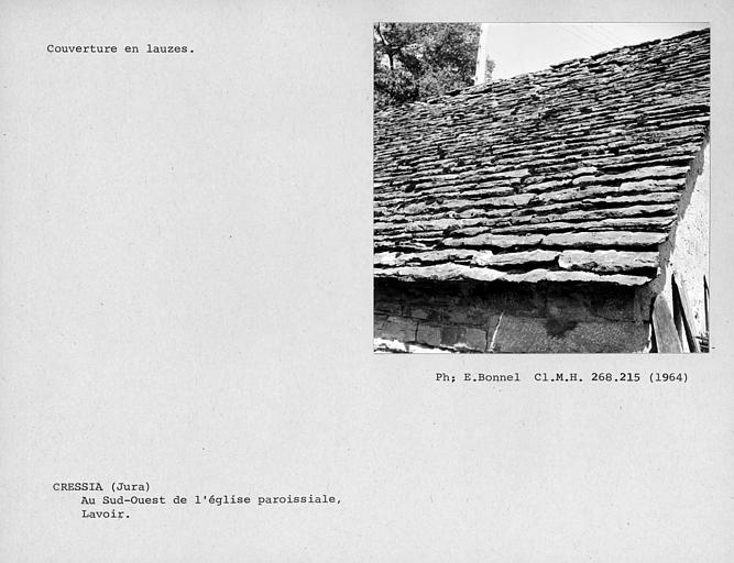 Toiture en lauzes du lavoir au sud de l'église