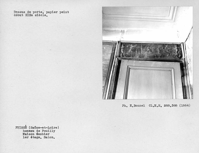Salon au premier étage. Papier peint du dessus de porte