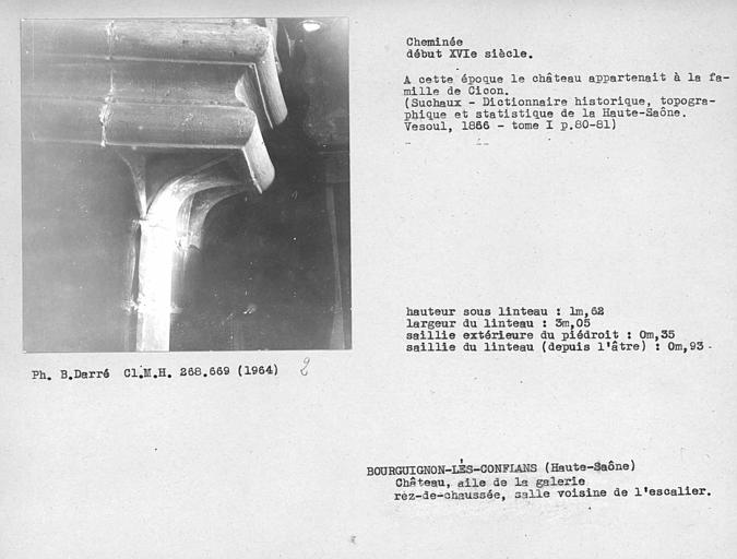 Cheminée de la salle au rez-de-chaussée, voisine de l'escalier, détail de l'extrémité du linteau