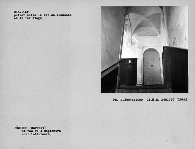Porte et palier intermédiaire entre le rez-de-chaussée et le palier d'escalier, cour intérieure