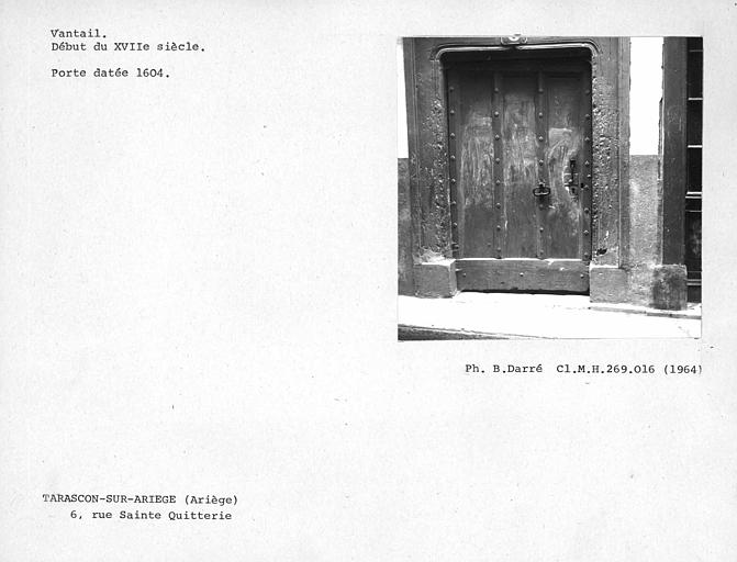 Vantail de porte datée