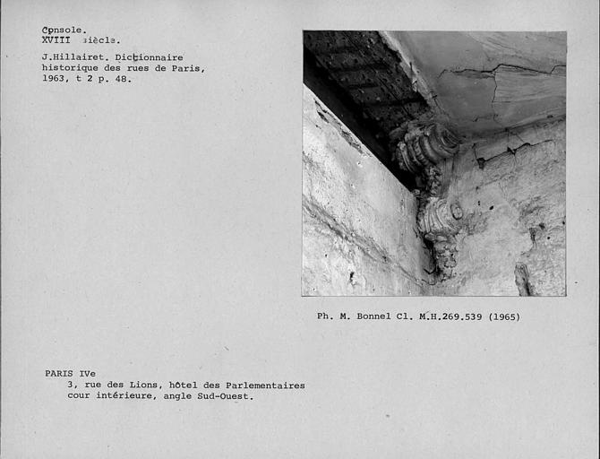 Console de l'angle sud ouest de la cour intérieure