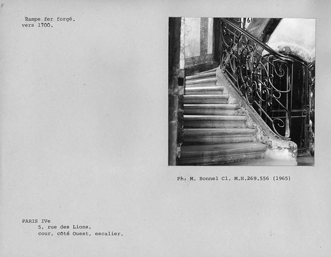 Rampe en fer forgé de l'escalier de la cour intérieure côté ouest
