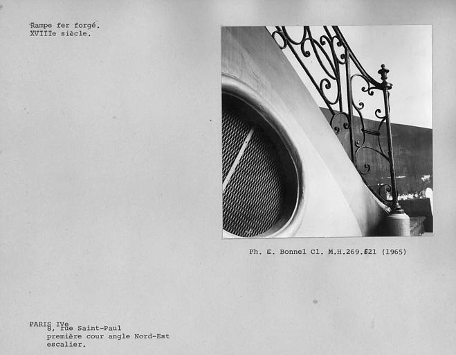 Rampe en fer forgé de l'escalier à l'angle nord-est de la première cour intérieure