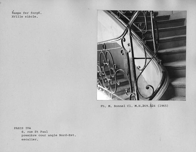 Rampe en fer forgé de l'escalier à l'angle nord-est de la première cour intérieure