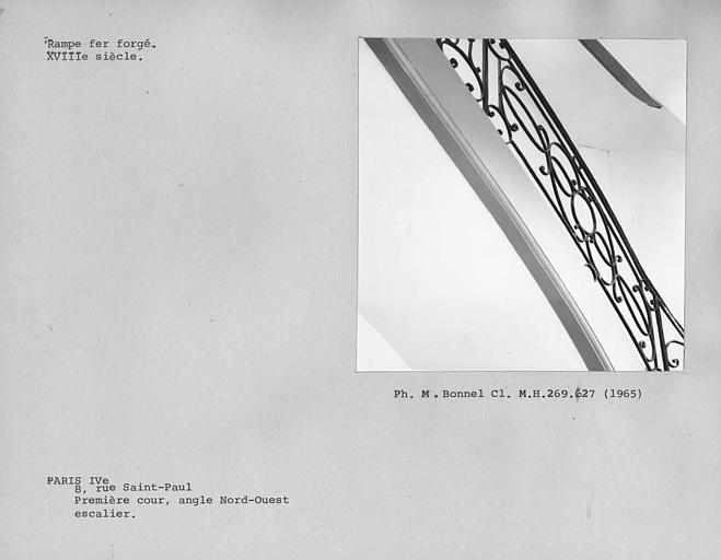 Rampe en fer forgé de l'escalier à l'angle nord-est de la première cour intérieure