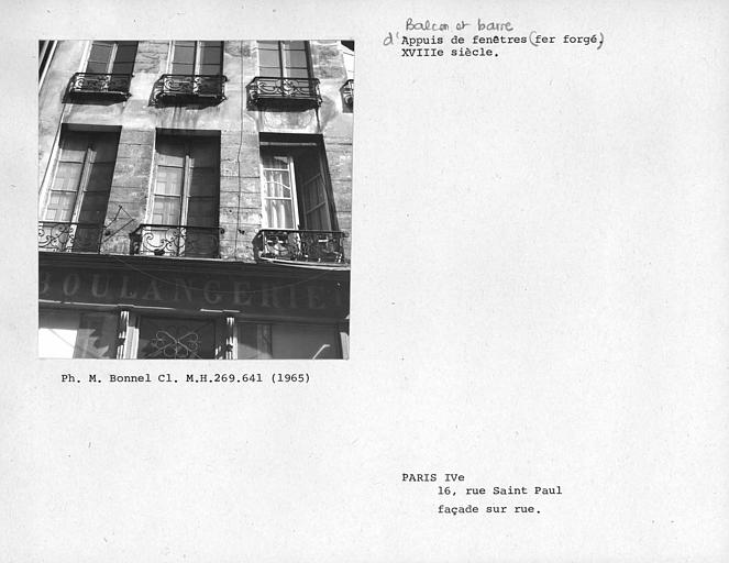 Appuis de fenêtres en fer forgé de la façade sur rue