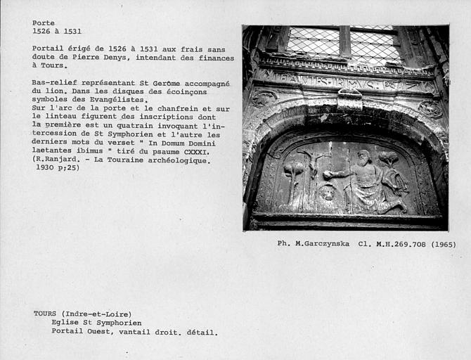 Détail sculpté du vantail droit du portail de la façade ouest. Bas-relief représentant Saint Jérôme et son lion. Dans les disques, des écoinçons symboles des évangélistes. Sur l'arc de la porte et le chanfrein et sur le linteau figurent des inscriptions d