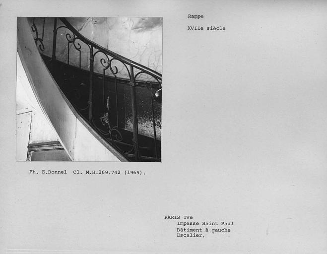 Rampe en fer forgé de l'escalier côté sud