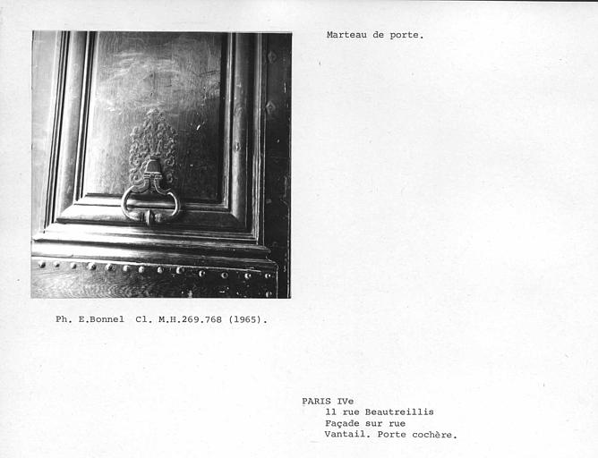 Marteau de porte du vantail de la porte cochère de la façade sur rue
