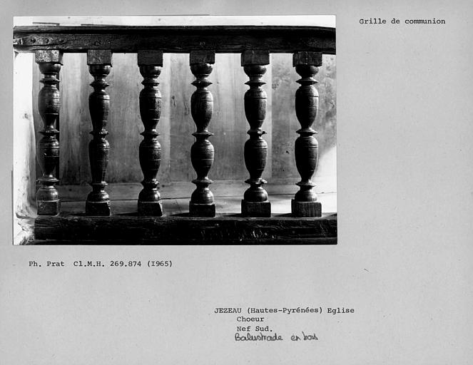 Balustrade de communion en bois du choeur, détail des balustres