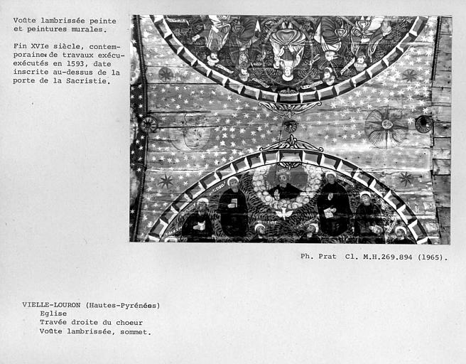 Charpente lambrissée de la nef, motif décoratif central : lune, soleil et étoiles