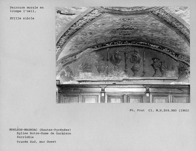 Décor peint en trompe l'oeil du mur ouest de la travée sud de la sacristie: crucifix, vase sacré