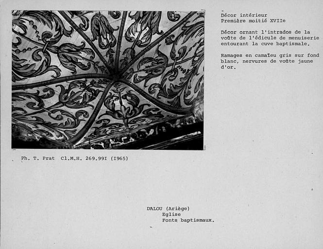 Décor des fonts baptismaux à l'angle nord-ouest de la nef, clôture de chapelle