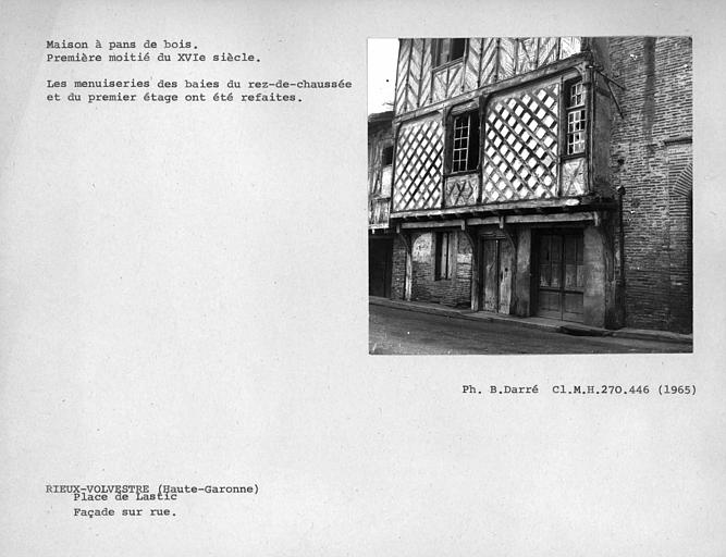 Partie basse de la façade à pans de bois sur rue, encorbellement. Les menuiseries des baies du rez-de chaussée et du premier étage ont été refaites.