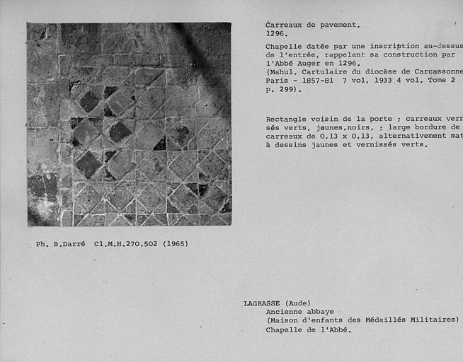 Carrelage de la chapelle de l'abbé au premier étage, bande voisine de la porte, rectangle du milieu