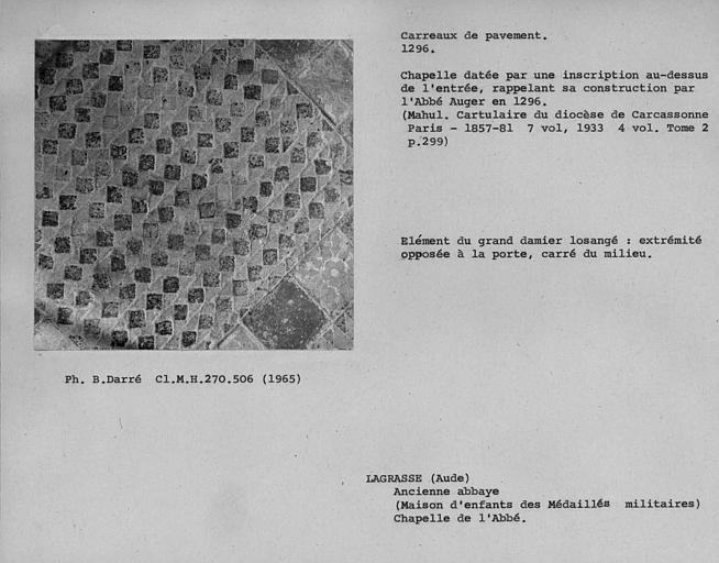 Carrelage de la chapelle de l'abbé au premier étage, extrémité des grands damiers opposés à la porte, losange central