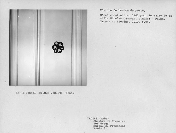 Premier étage, platine de bouton de porte du vantail du bureau du Président