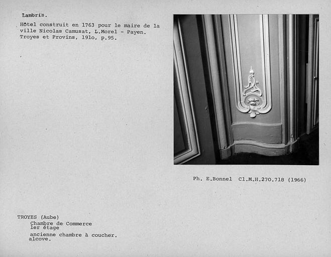 Lambris de l'alcôve face à la cheminée de l'ancienne chambre à coucher au premier étage