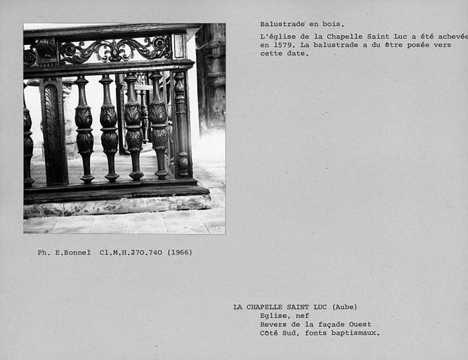 Balustrades de bois autour des fonts baptismaux de la nef, revers de la façade ouest, côté sud