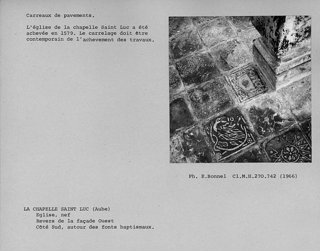 Carrelage en terre cuite du côté gauche du revers de la façade ouest autour des fonts