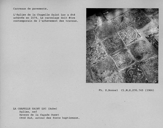 Carrelage en terre cuite du côté gauche du revers de la façade ouest autour des fonts