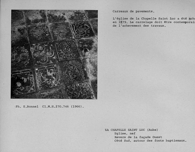 Carrelage en terre cuite du côté gauche du revers de la façade ouest autour des fonts