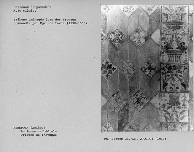 Détail du carrelage partie sud-est, guirlande de rinceaux et grotesques avec vase portant une date