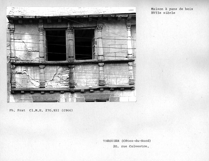 Maison à pans de bois ; étage supérieur à balustres de la façade, vu de face