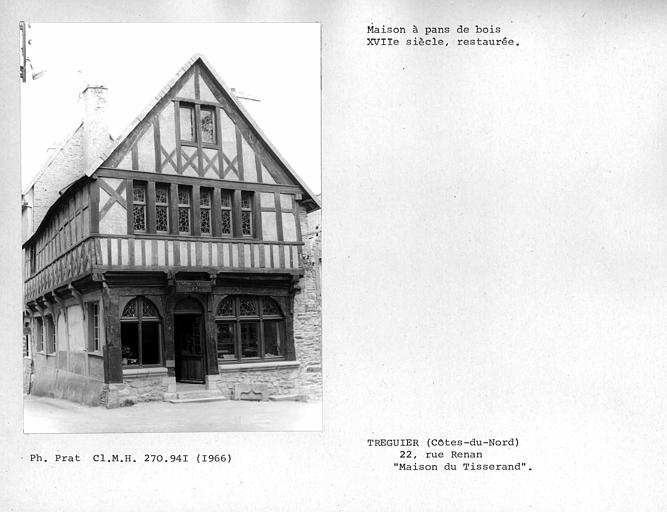 Vue d'ensemble des façades à pans de bois sur rue de la maison restaurée, pignon