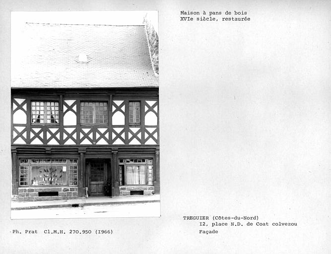 Maison à pans de bois restaurée, vue d'ensemble de la façade, encorbellement