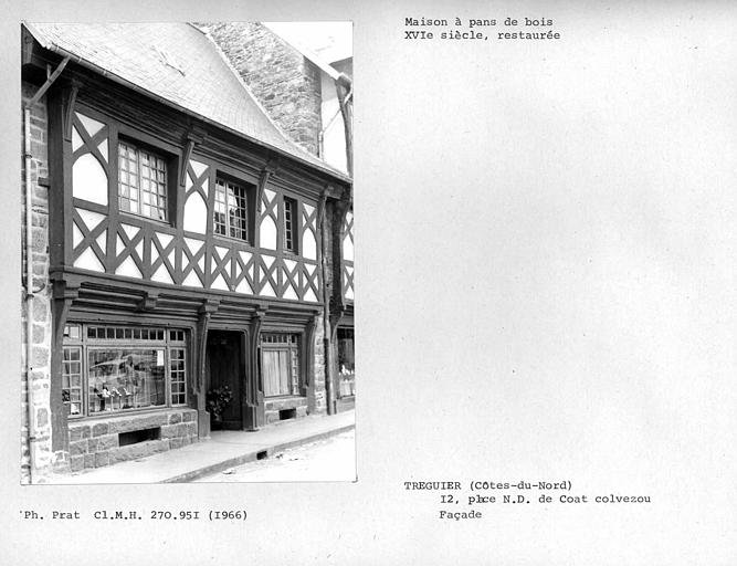 Maison à pans de bois restaurée, façade vue de profil, encorbellement