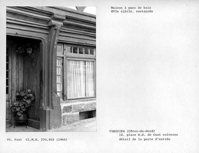 Maison à pans de bois restaurée, façade, détail de mouluration de la porte et d'un poteau au rez-de-chaussée