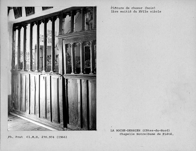 Clôture en bois du choeur. Porte centrale et partie gauche