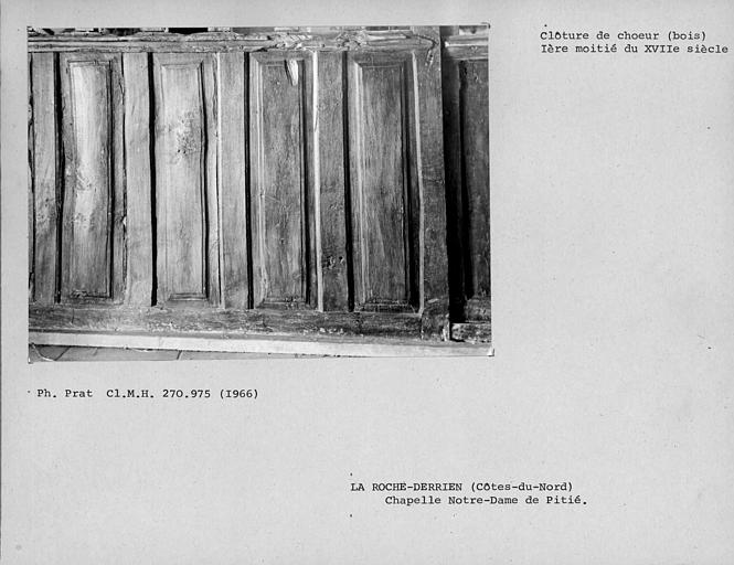 Clôture du choeur, partie gauche en bois. Détail des panneaux pleins inférieurs