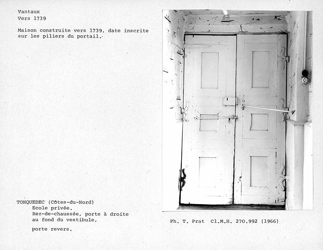 Revers des vantaux de la porte de droite au fond du vestibule