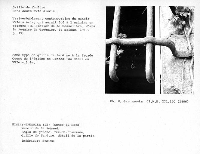 Détail de la partie inférieure droite de la grille de la première fenêtre à gauche de la porte, au rez-de-chaussée du logis de gauche
