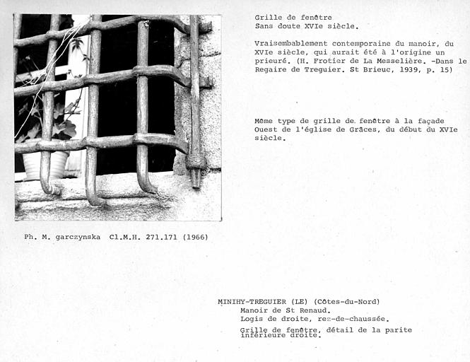 Détail de la partie inférieure droite de la grille de fer de la fenêtre au rez-de-chaussée du logis de droite
