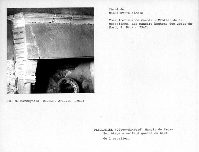 Cheminée de la salle à gauche en haut de l'escalier. Premier étage du logis principal, détail de la partie gauche