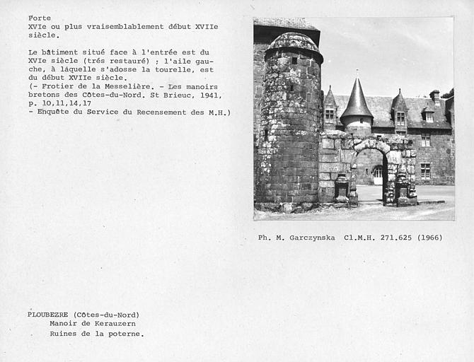 Vestiges de la poterne avec l'aile sud à l'arrière-plan, porte et tourelle