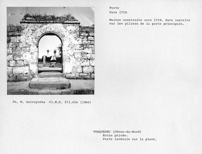 Ensemble vu de l'extérieur de la porte latérale sur la place
