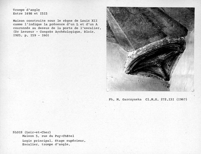 Trompe d'angle au premier étage de l'escalier à vis de la cour