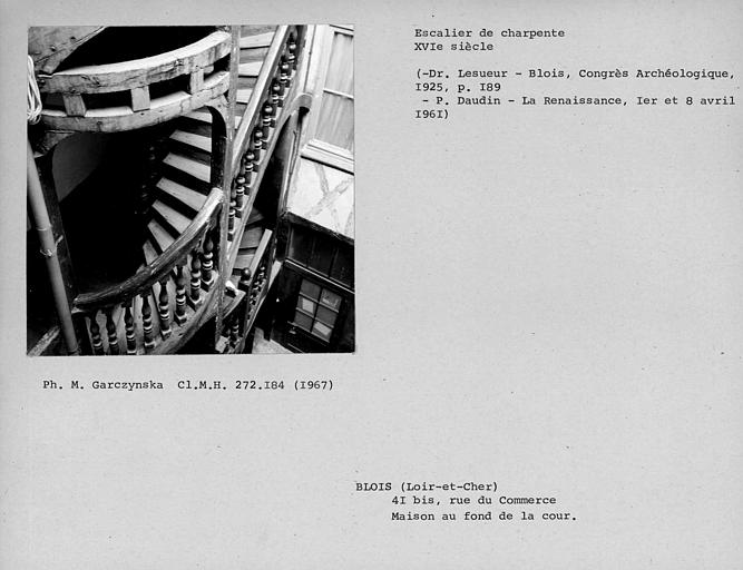 Volée entre les premier et deuxième étages de l'escalier en bois de la cour, rampe et claire-voie sous la volée supérieure, vue prise depuis le troisième étage