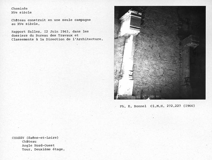 Cheminée au deuxième étage de la tour de l'angle nord-ouest. Piédroits