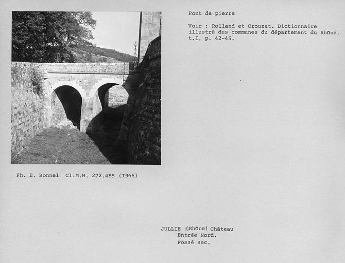 Pont en pierre enjambant le fossé sec à l'entrée de la cour nord