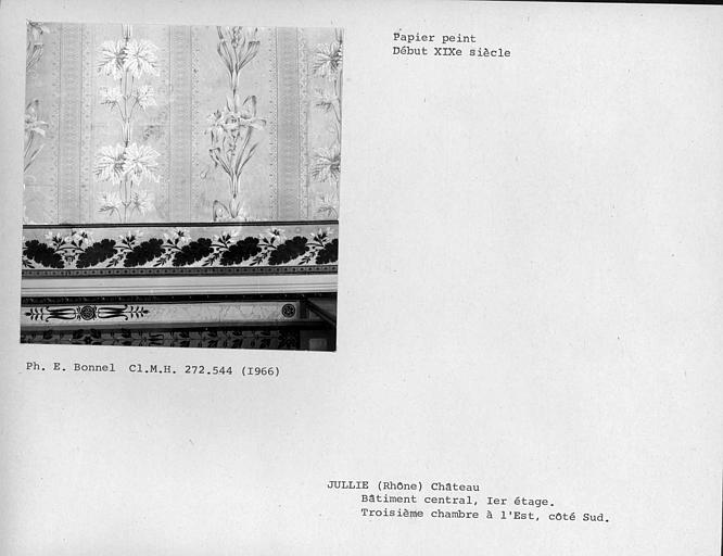 Bâtiment central au premier étage, papier peint de la troisième chambre à l'ouest