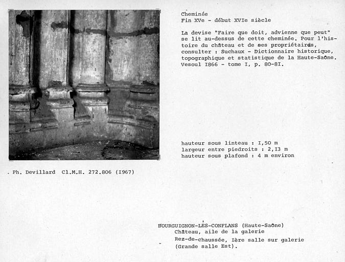 Cheminée de la première salle. Galerie au rez-de-chaussée de l'aile sud. Bases des colonnettes du piédroit gauche