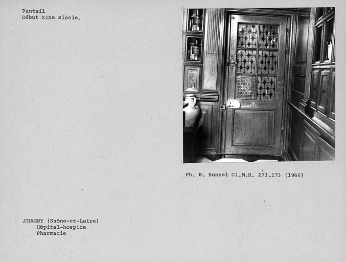 Vantail vitré de la porte de la pharmacie