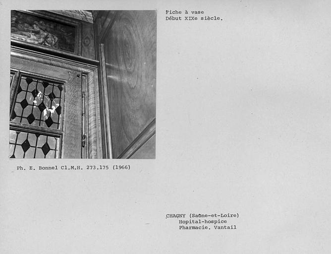 Fiche à vase du vantail de porte de la boiserie de la pharmacie